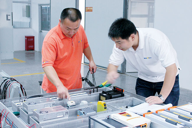 KERNTECH 科恩電氣認(rèn)真工作人員